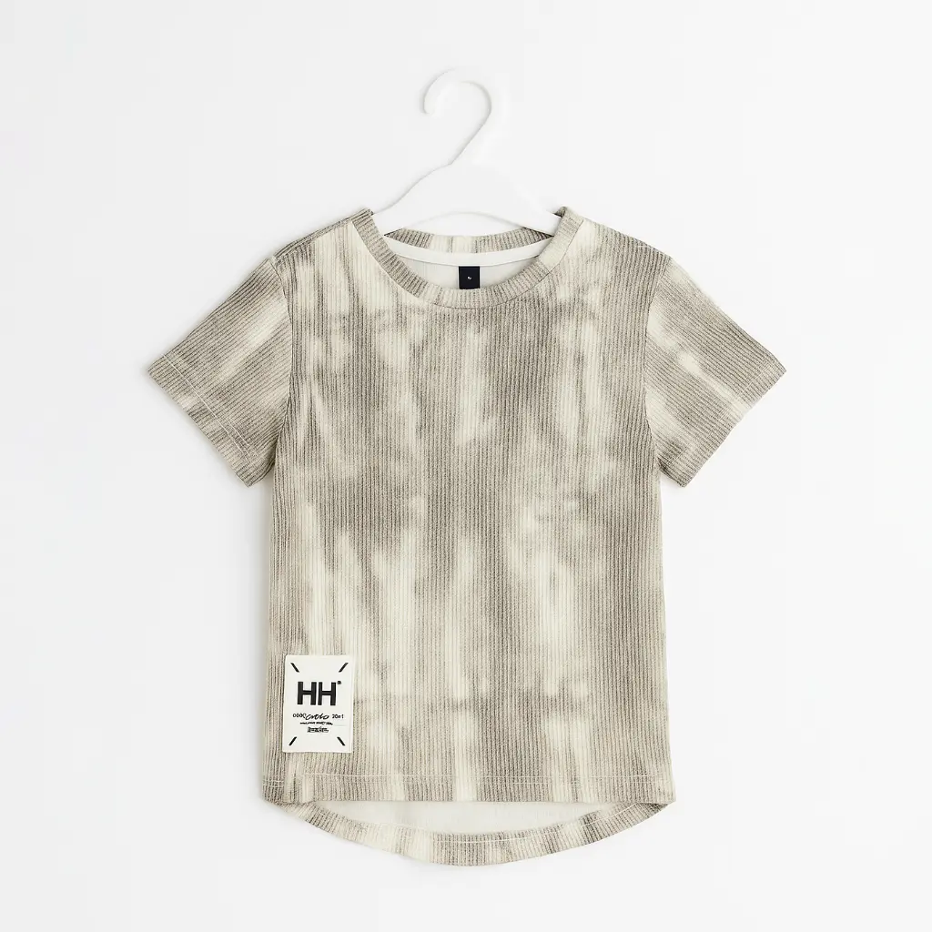 20251109_1333_Gray Patterned Shirt_remix_01k9m64x53e5yatndp0m80ketn.webp